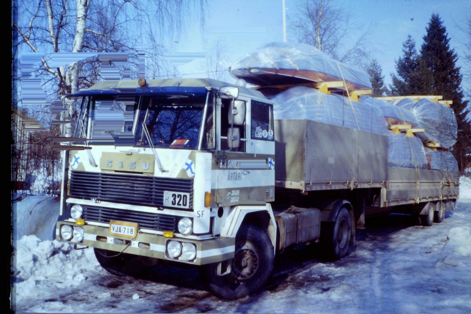 Kuljetusliike Savolaisen Sisu-kuorma-auto veneiden kuljetuksessa talvella